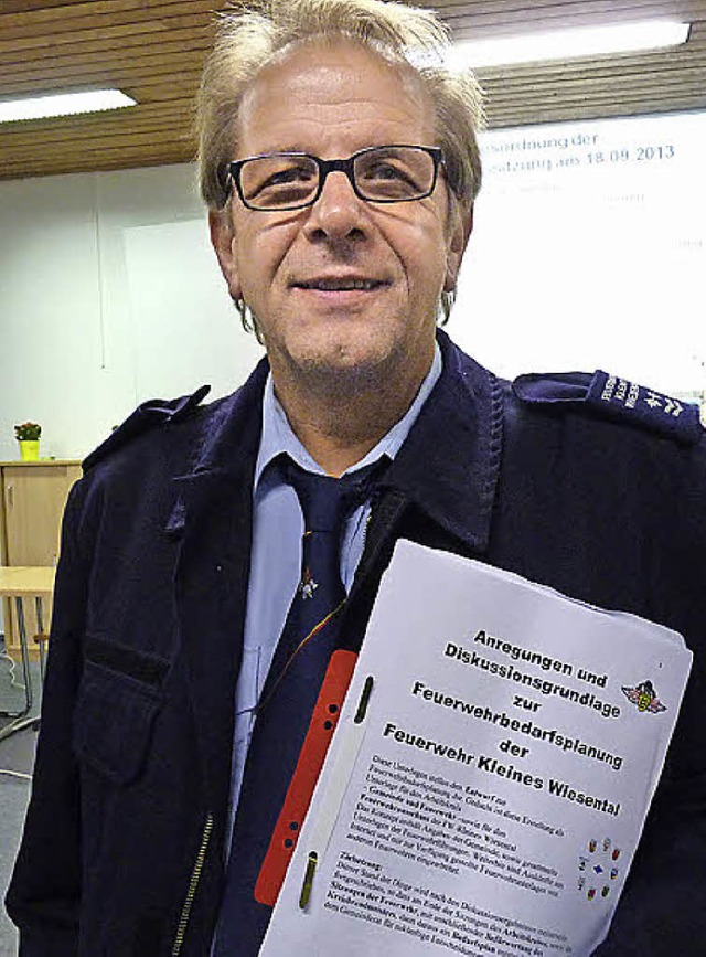 Kommandant Helmut Hcklin diskutiert ...ige Feuerwehrkonzept in der Gemeinde.   | Foto: dsa