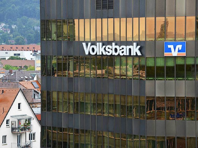 Das Volksbankgebude am Freiburger Bah...ilialen, die das Unternehmen schliet.  | Foto: Rita Eggstein