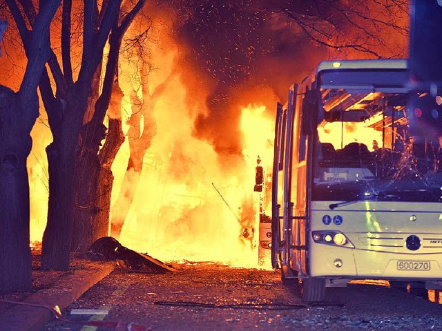 Feuerball nach dem Bombenattentat von Ankara.  | Foto: dpa