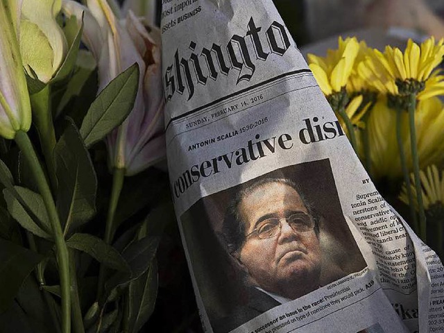 Blumen und ein Zeitungsportrt erinnern vor dem Supreme Court an Antonin Scalia.  | Foto: AFP