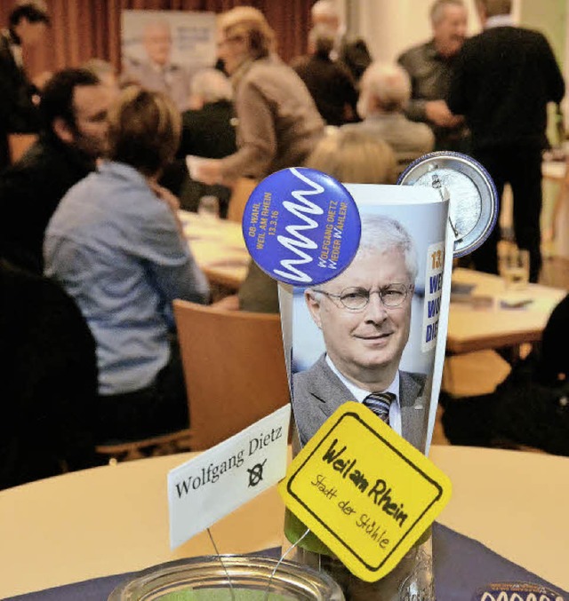 Sein Wahlprogramm &#8211; und die dazu...um Wahlkampfauftakt in Haltingen vor.   | Foto: Senf