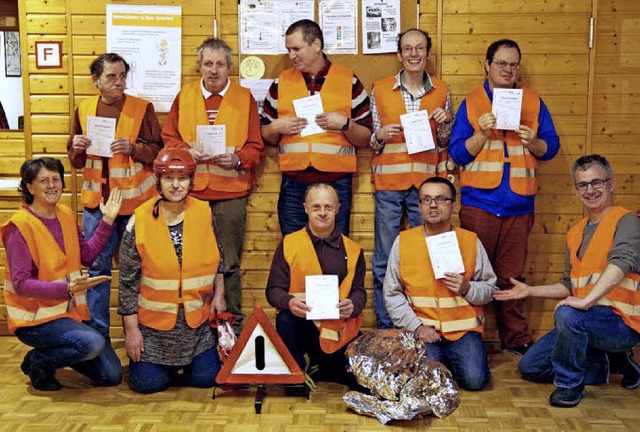 Mit groem Stolz nehmen die Teilnehmer...en fr den Erste-Hilfe-Kurs entgegen.   | Foto: Privat