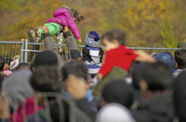 Wer kommt noch ber die slowenisch-st...mit allen anderen Kriegsflchtlingen?   | Foto: Rene Gomogl (AFP)