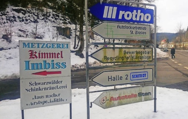 Diese Schilder an der Einfahrt zum Gew...nsssigen Unternehmen ersetzt werden.   | Foto: Sebastian Barthmes