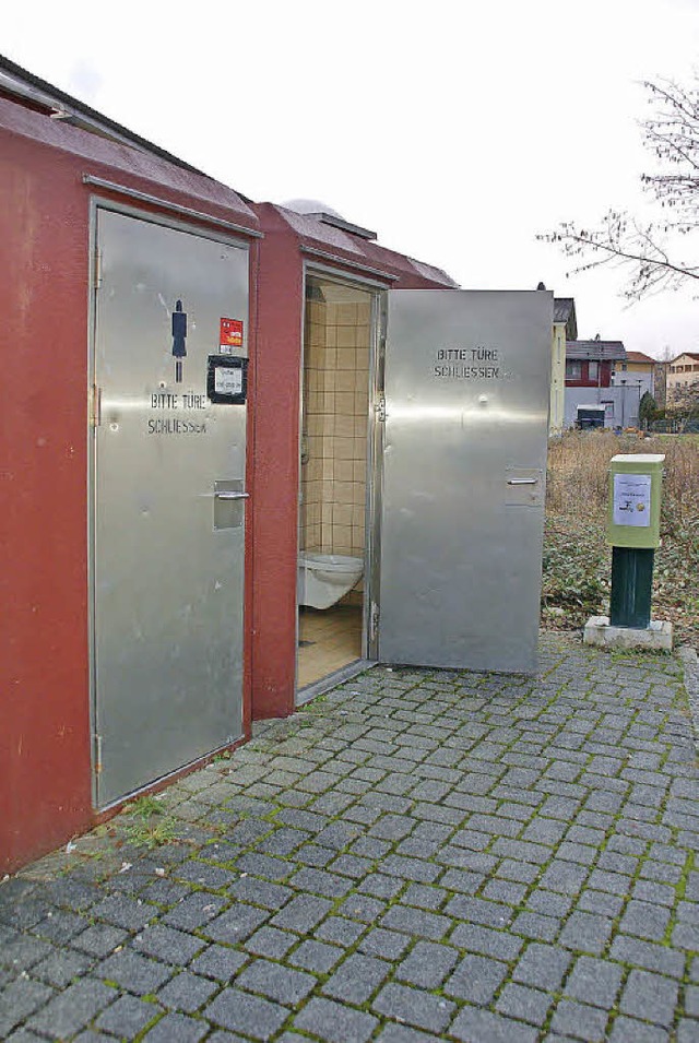Die Toiletten  beim Busparkplatz in Ba...n kommen weg. Gegenber gibt es neue.   | Foto: Siebold