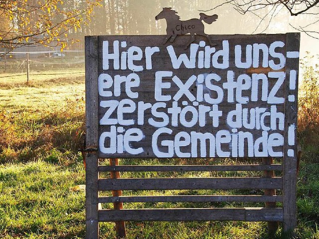 Dieses Schild an einer Pferdeweide wur...einer erbitterten Diskussion in March.  | Foto: manfred frietsch