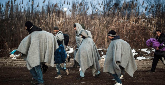 Diese Flchtlinge haben gerade die Grenze zu Serbien passiert.  | Foto: AFP
