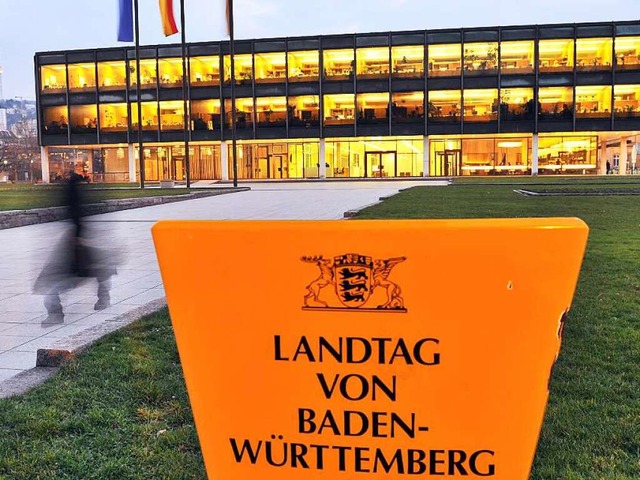Ein Bild des Landtagsbaus aus alten Ta...zung des neu gewhlten Landtags statt.  | Foto: dpa