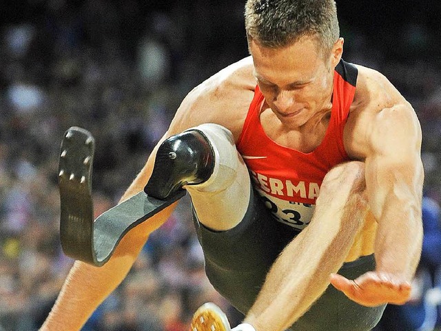 Top-Athlet mit Handicap: Markus Rehm s...arbonprothese bis zu 8,40 Meter weit.   | Foto: DPA
