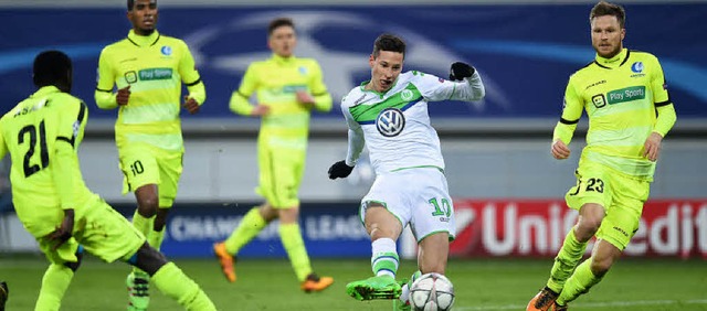 Einer gegen alle: Wolfsburgs Spieler Julian Draxler setzt sich durch.    | Foto: dpa