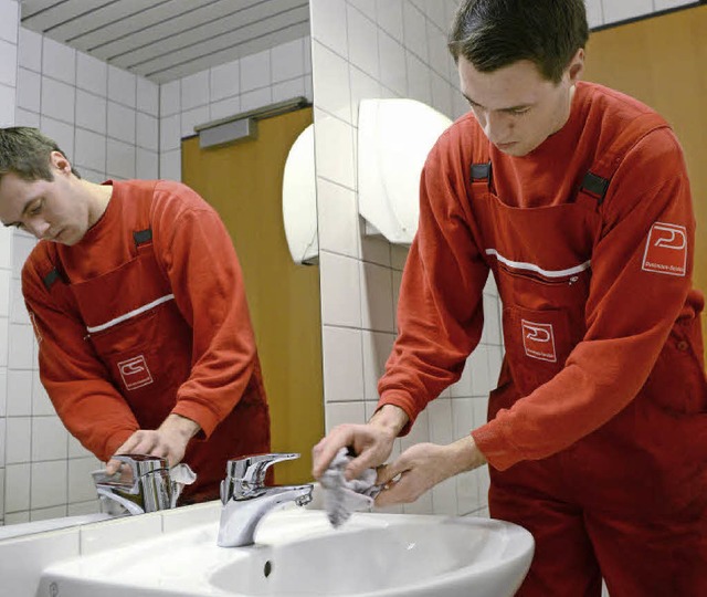 Welches Reinigungsmittel kommt infrage... beantworten Gebudereiniger tglich.   | Foto: Caroline Seidel/dpa