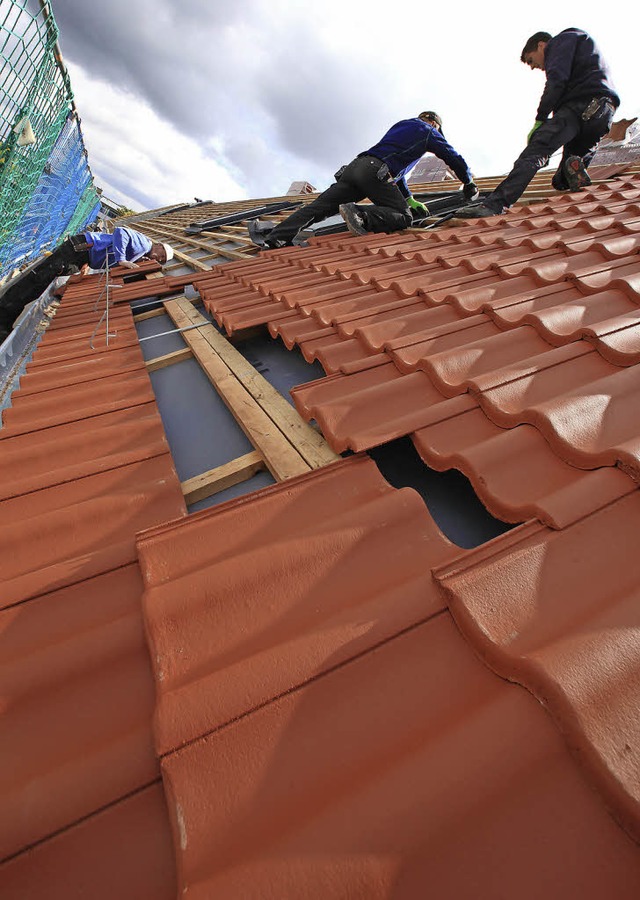 Dachdecker mssen schwindelfrei sein und krftig zupacken knnen.   | Foto: Nestor Bachmann/dpa