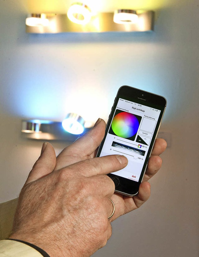ber das Smartphone fernsteuerbare Lam...ieg in die Welt des vernetzten Heims.   | Foto: Tobias Hase/dpa