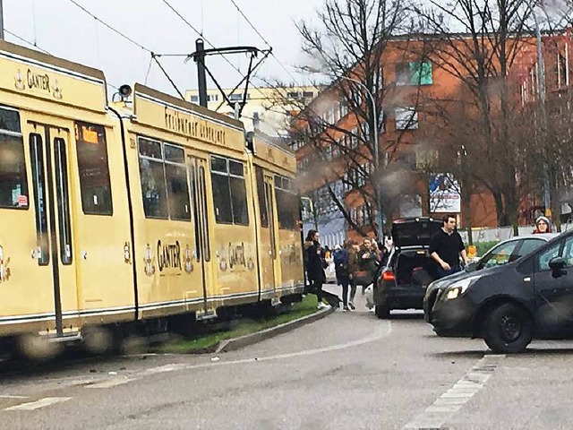 Die Zahl der Tramunflle in Freiburg i...e ein Auto mit einer Tram der Linie 3.  | Foto: Thomas Holtz
