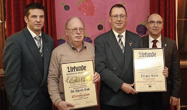 Zu Ehrenmitgliedern ernannt: Ulrich Ru...links) und Brgermeister Roland Tibi.   | Foto: Musikverein Prechtal
