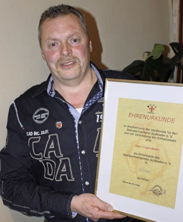 Jrgen Mrtin wurde jetzt vom Skatspor...er Ehrennadel in Silber ausgezeichnet.  | Foto: Privat