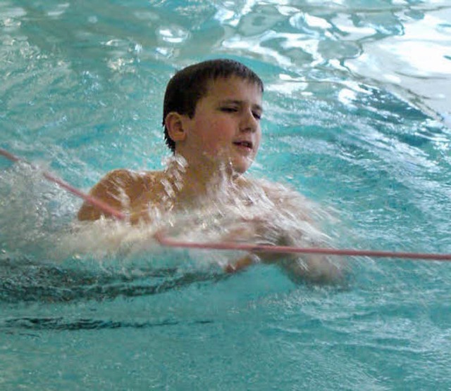Lovis Weber schwimmt am Seil. Ist er der Schnellste?  | Foto: Ruth aniol