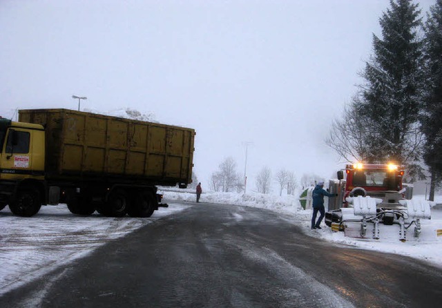 Lastwagen bringen Schnee zu den Skilif...ren auch weiterhin mglich sein kann.   | Foto: Ulrike Spiegelhalter