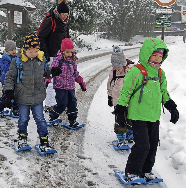 Beliebt bei allen Generationen: Schneeschuhwandern.  | Foto: hr