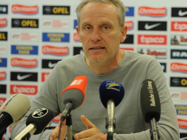 Christian Streich bei der Pressekonfer...erlngerung &#8211; nach der Konferenz  | Foto: Meinrad Schn