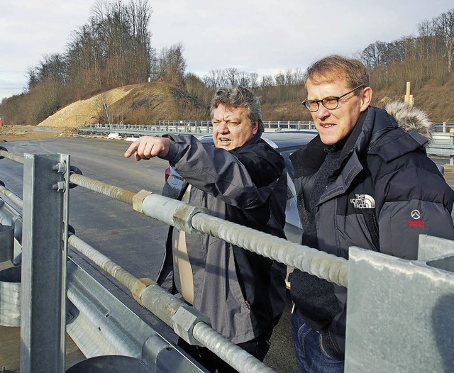 Dieter Bollinger und Peter Schneider (von links) am Autobahndreieck  | Foto: Boris Burkhardt