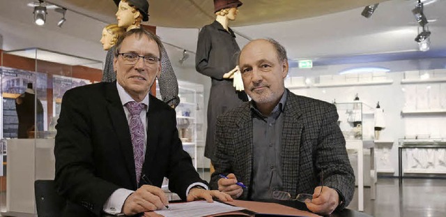 Verlngert: Sparkassenchef Andr Marke...ag mit Museumsleiter Markus Moehring.   | Foto: Nikolaus Trenz