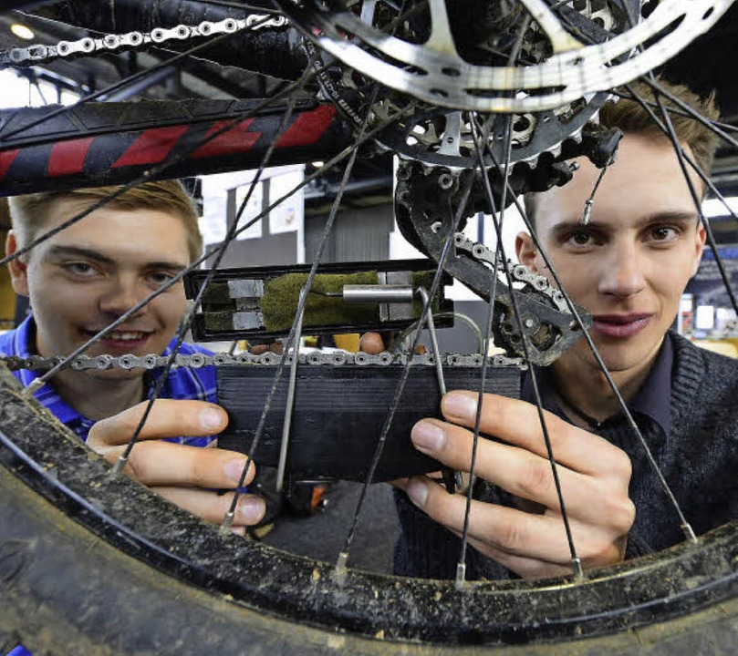 Marc Preiser und Jonas Bayer mit ihrem Kettenputzgerät    | Foto: schneider