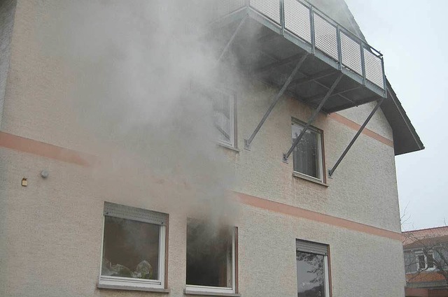 Rauch drang aus der Erdgeschosswohnung...euerwehr in der Sudetenstrae eintraf.  | Foto: Feuerwehr Herbolzheim