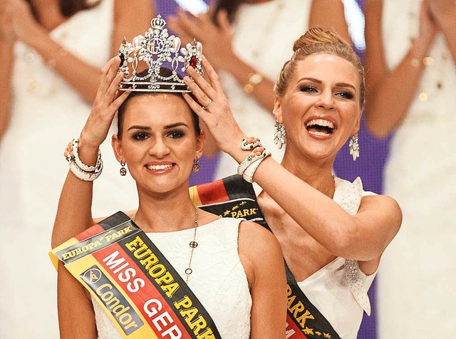 Neue und alte Miss Germany: Lena Brde..., Olga Hoffmann, die Krone aufgesetzt.  | Foto: dpa