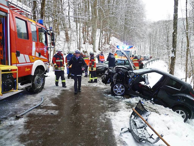 Ein Fahrzeug drohte abzurutschen und wurde gesichert.  | Foto: Feuerwehr Rickenbach