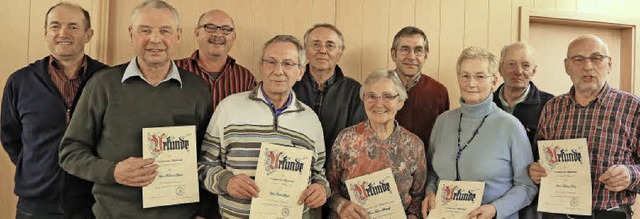 Vorsitzender Klaus Fhrenbacher (links) ehrte langjhrige Mitglieder.  | Foto: Sandra Decoux-Kone