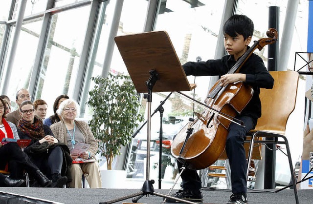 Dac Anh- Minh Ngo spielte mit groer Leichtigkeit auf dem Cello.   | Foto: Heidi Fssel