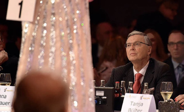 Prfender Blick: Wolfgang Bosbach am Samstag als Juror bei der Miss-Wahl.  | Foto: DPA