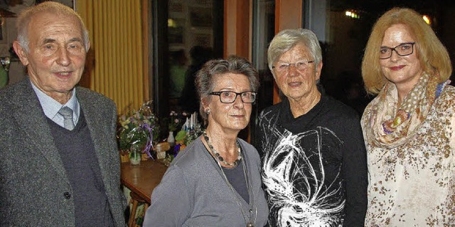 Fr 60jhrige Mitgliedschaft im Turnve...n wird die Ehrrug zu Hause berreicht.  | Foto: Rolf Reimann