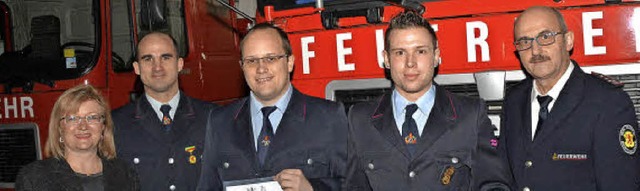 Befrderte Feuerwehrleute Matthias Sal... und Gesamtkommandant Dietmar Mller.   | Foto: Heinz Vollmar