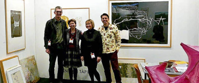 Galeristin Ria Stahlberger  mit den K...nd Patrick Luetzelschwab (von links).   | Foto: PRIVAT