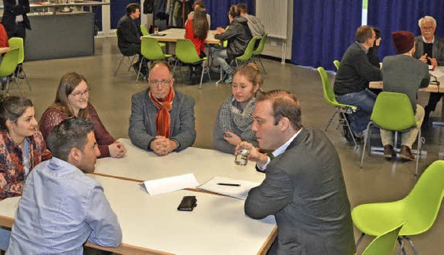 An verschiedenen Tischen diskutieren  ...he im Wechsel  mit Landtagskandidaten.  | Foto: Heinz Vollmar