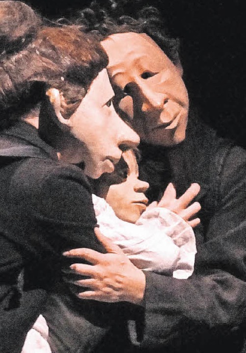 Mann und Frau lassen ihr Kind beim Grovater.   | Foto: David-Wenk