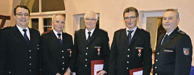 Kommandant Thomas Mder (links) und de...in Gold fr 50 Jahre Feuerwehrdienst.   | Foto: Sigrid Umiger