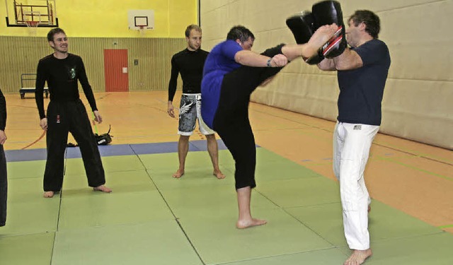 Kobu-Jitsu ist ein Mix aus Fitnesstrai...ose)  Abteilungsleiter Thomas Granzow.  | Foto: Monika Weber