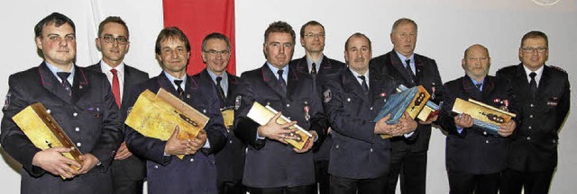 Zahlreiche verdiente Feuerwehrkamerade... ihr langjhriges Engagement  geehrt.   | Foto: Herbert Trogus