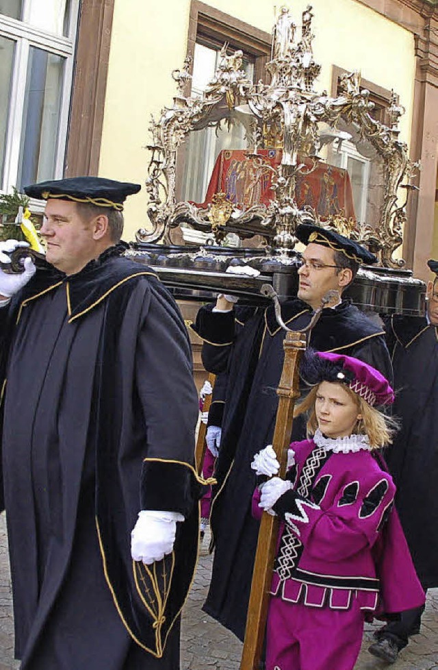 Der Schrein mit den Reliquien des heil... steht im Mittelpunkt der Prozession.   | Foto: Siebold