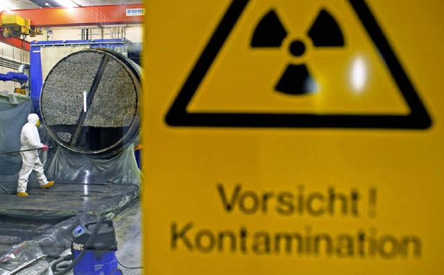 Arbeiten in einem Zwischenlager  | Foto: dpa