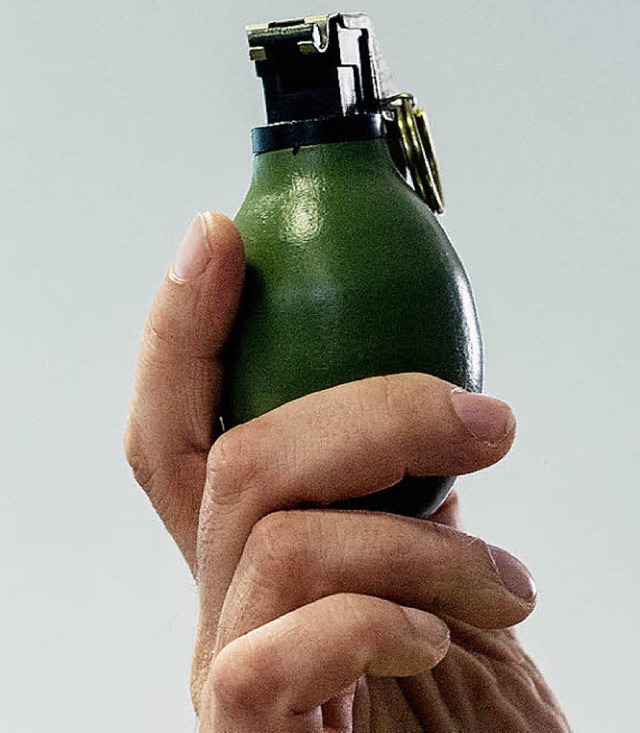 Am Wurf einer  solchen Handgranate  in...die Seriositt von  Sicherheitsfirmen.  | Foto: dpa