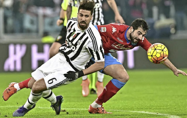 Sami Khedira (links) wie man ihn kennt: mit vollem Einsatz  | Foto: afp