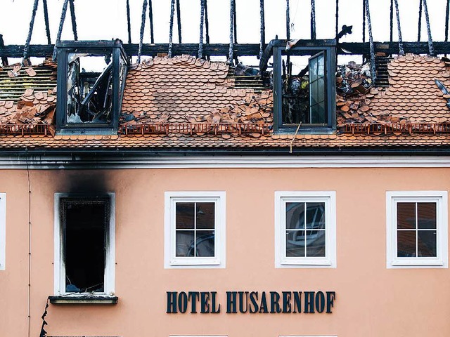 Symbol der Fremdenfeindlichkeit: die ausgebrannte Unterkunft in Bautzen   | Foto: dpa