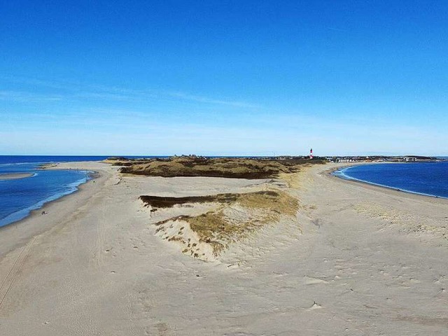 Der Strand der Sdspitze von Sylt.  Al...rn Lnge und bis zu 60 Metern Breite.   | Foto: dpa