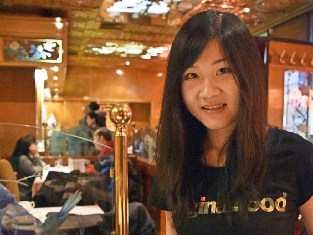 Die VWL-Studentin Jialiang Xu kellnert im &#8222;Hongkong&#8220;.   | Foto: M. Bamberger