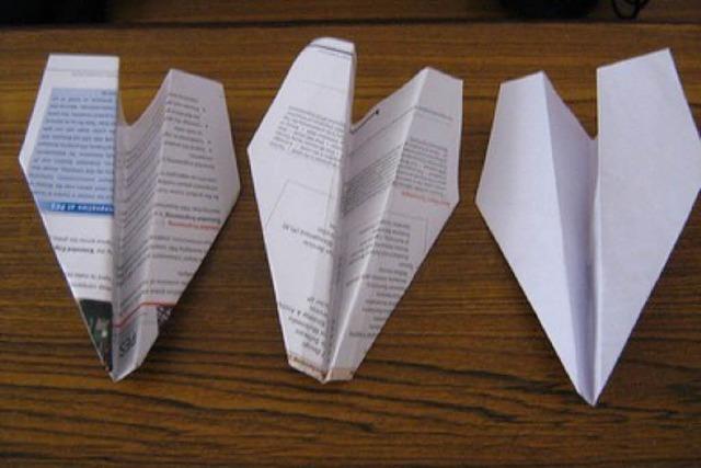 Papierflieger-Wettbewerb in der Uni