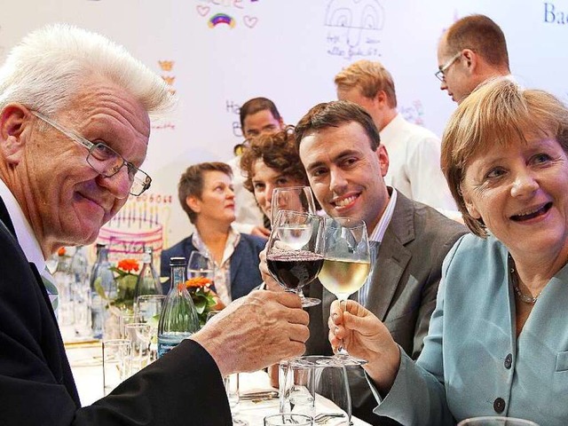Archivbild: Ministerprsident Winfried...ndeskanzlerin Angela Merkel stoen an.  | Foto: dpa
